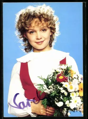 AK Musikerin Sarah mit Blumenstrauss, Autograph
