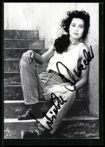 AK Musikerin Wiebke Schroeder auf einer Treppe sitzend, Autograph