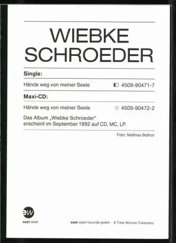 AK Musikerin Wiebke Schroeder auf einer Treppe sitzend, Autograph