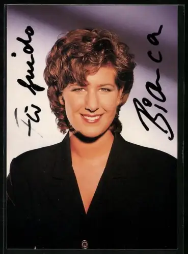 AK Musikerin Bianca Shomburg in dunklem Blazer, Autograph