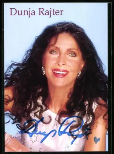 AK Musikerin Dunja Rajter vor blauem Hintergrund, Autograph