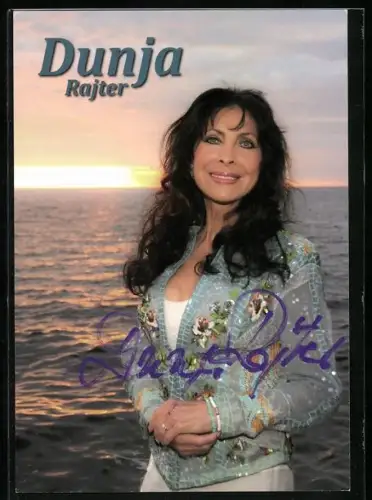 AK Musikerin Dunja Rajter lächelnd im Porträt, Autograph