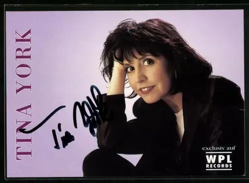 AK Musikerin Tina York vor lilanem Hintergrund, Autograph