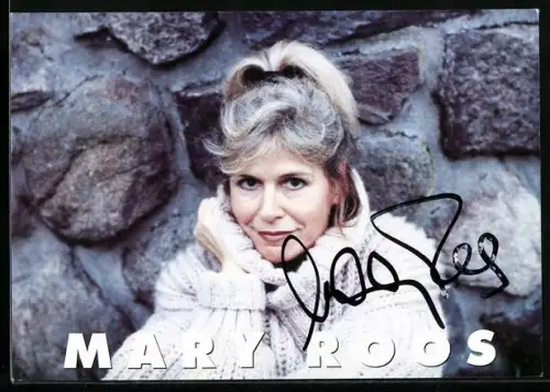 AK Musikerin Mary Roos vor einer Steinmauer, Autograph