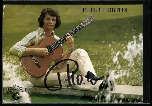 AK Musiker Peter Horton sitzt mit der Gitarre, Autograph