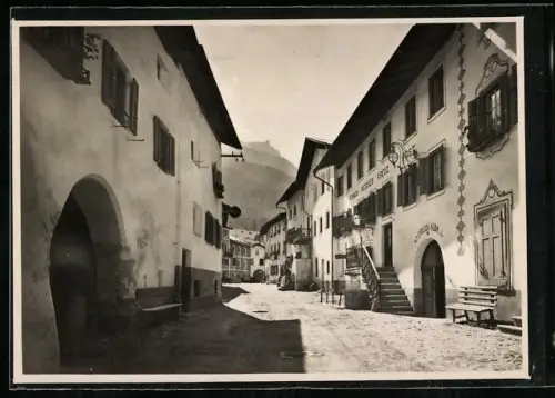 AK Sta. Maria im Münstertal, Dorfstrasse mit Stadthaus Weisses Kreuz & Post