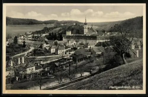 AK Heiligenkreuz /N.-Do., Ortsansicht mit Kirche