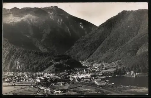 AK Ebensee am Traunsee, Ortsansicht mit Höllengebirge