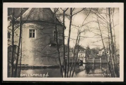AK Gallspach /O. Ö., Turmgebäude und Brücke, Panorama vom Wasser aus