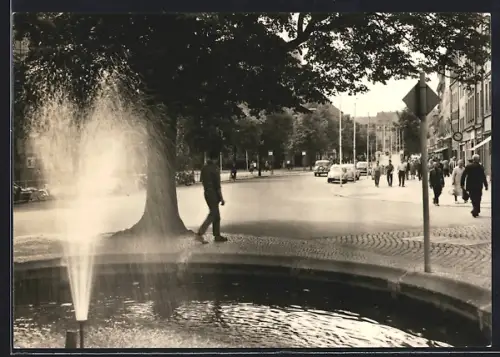 AK Pirna /Elbe, Platz der Solidarität, Karl-Marx-Strasse, Brunnen, Strassenansicht