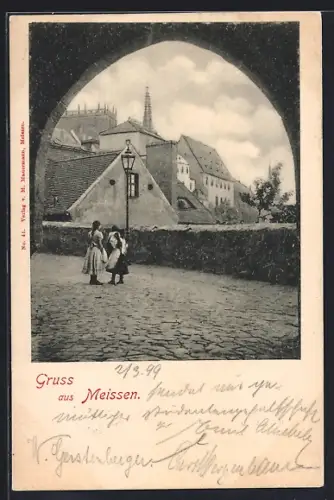AK Meissen / Elbe, Blick durch einen Torbogen