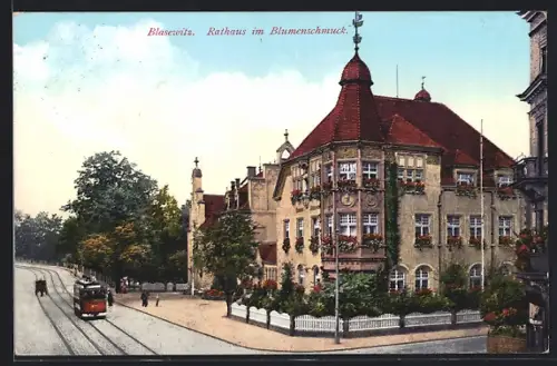 AK Dresden-Blasewitz, Rathaus im Blumenschmuck, Strassenbahn