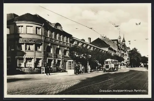 AK Dresden-Weisser Hirsch, Strassenpartie mit Parkhotel und Autobus