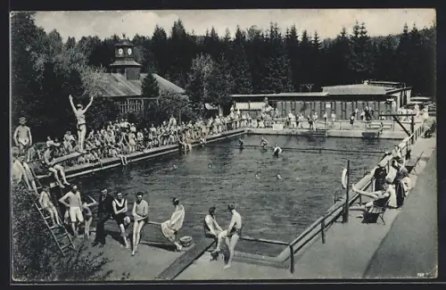 AK Dresden-Klotzsche, Friedrich-August-Bad mit Badegästen