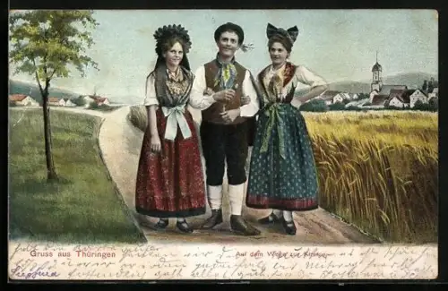 AK Mann und zwei Frauen in thüringischer Tracht auf Weg mit Getreidefeld
