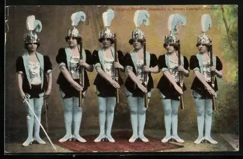 AK Varietegruppe von Frauen in Uniform-Kostümen beim Salutieren