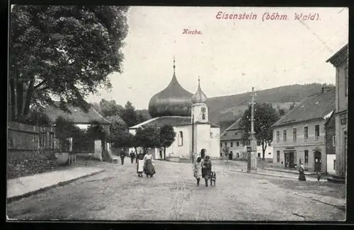 AK Eisenstein im Böhmerwald, Strassenpartie mit Blick zur Kirche