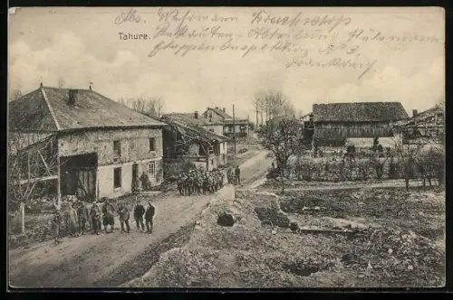 AK Tahure, Deutsche Besetzungssoldaten in Uniform in der zerstörten Ortschaft