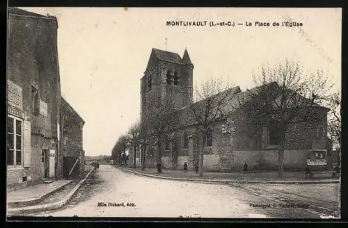 AK Montlivault, La Place de l`Eglise