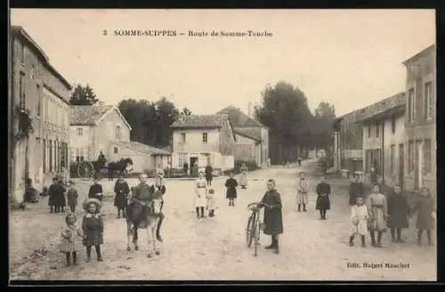 AK Somme-Suippes, Enfants dans la Route de Somme Tourbe