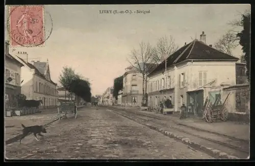 AK Livry, Vue de la rue principale avec bâtiments et chariots