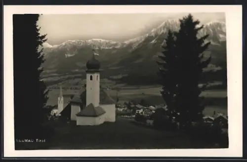 Foto-AK Ellmau /Tirol, Kapelle vor dem Ort mit Alpen