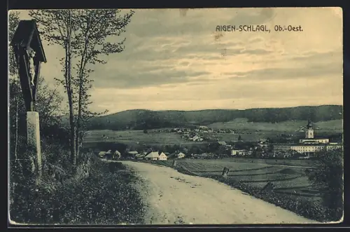 AK Aigen-Schlagl /Ob.-Oest., Wegkreuz mit Blick zur Ortschaft