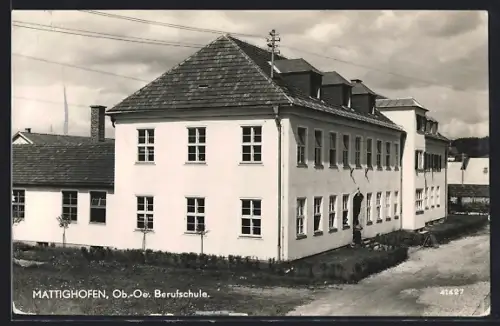 AK Mattighofen /Ob.-Oe., Blick auf die Berufschule