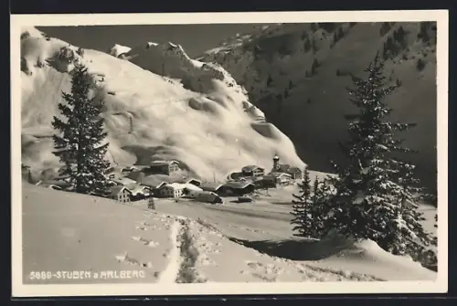 AK Stuben am Arlberg, Blick auf den verschneiten Ort