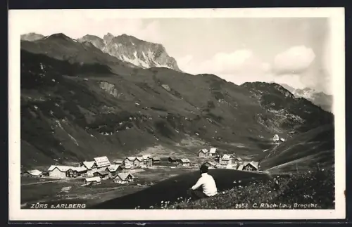 AK Zürs am Arlberg, Gesamtansicht mit Bergblick