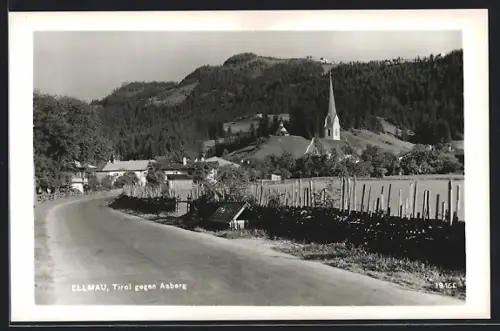 AK Ellmau /Tirol, Strassenpartie mit Kirche gegen Asberg