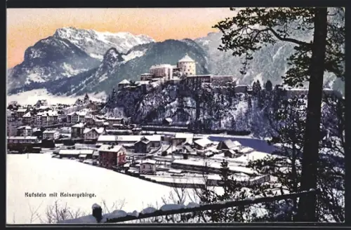 AK Kufstein, Ortsansicht mit Festung und Kaisergebirge im Winter