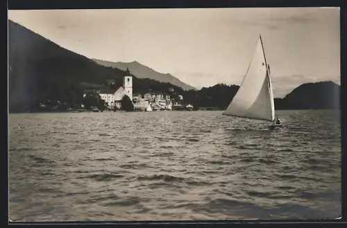AK St. Wolfgang, Teilansicht und See mit Segelboot