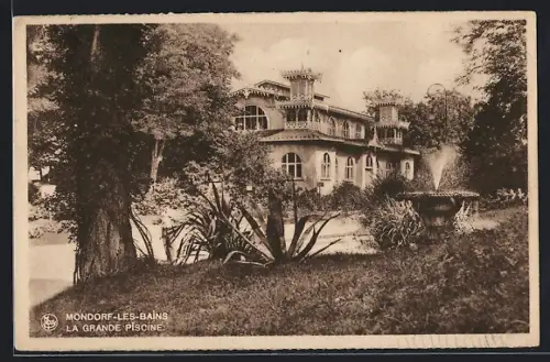 AK Mondorf-les-Bains, La Grande Piscine, grosses Schwimmbad, Springbrunnen davor und Bäume