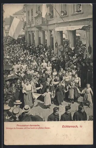 AK Echternach, Procession dansante, Groupe de femmes et d`enfants en pleine danse