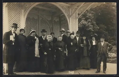 AK Mondorf-les-Bains, Gruppenaufnahme Frauen und Männer in den Kuranlagen