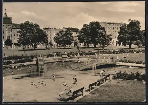 AK Berlin, Kinderschwimmbad Monbijouplatz, Parkanlage, Wohnhäuser