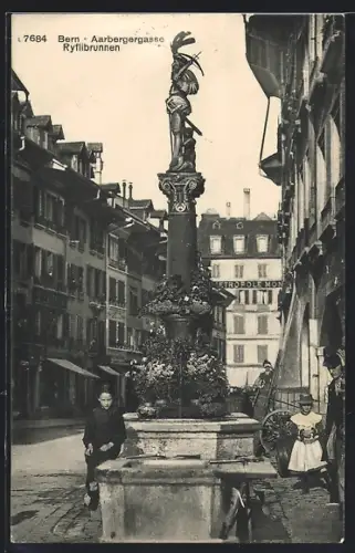 AK Bern, Aarbergergasse mit Ryflibrunnen mit Kinder