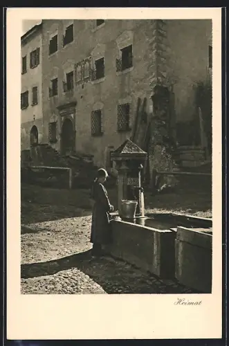 AK Stampa-Bergell, Strassenpartie mit Frau am Brunnen