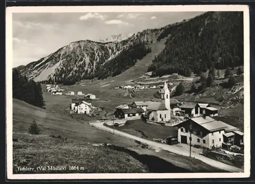 AK Tschierv /Val Müstair, Strassenpartie mit Kirche