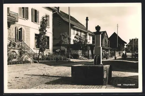 AK Thundorf, Strassenpartie mit Brunnen