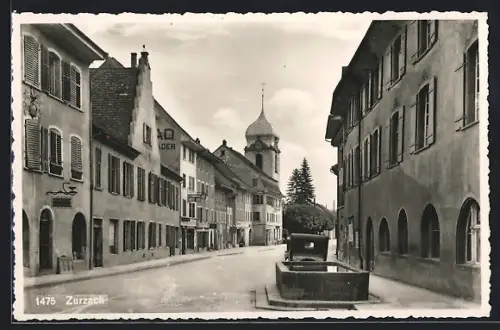 AK Zurzach, Strasse mit Brunnen, Blick zur Kirche