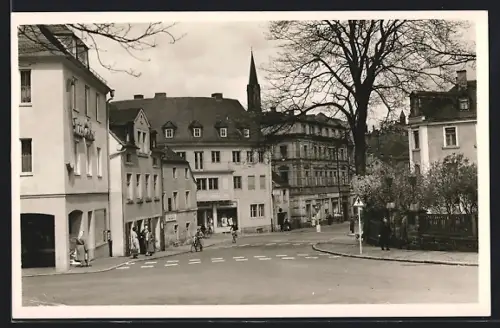 Foto-AK Münchberg /Obfr., Strassenpartie mit Passanten
