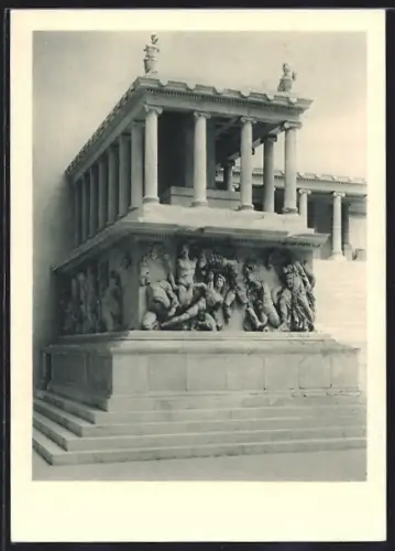 AK Berlin, Pergamonmuseum, Nordwestseite des Altars von Pergamon