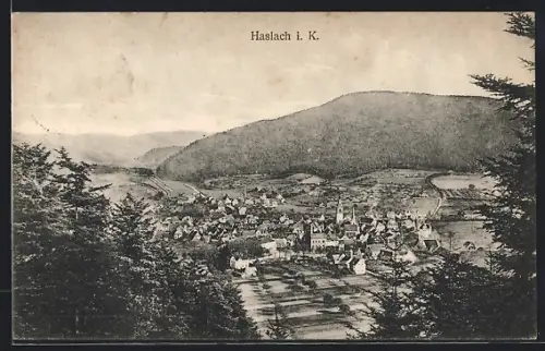AK Haslach i. K., Ortsansicht mit Kirche und umliegender Landschaft