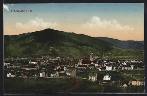 AK Haslach i. K., Gesamtansicht der Stadt mit Kirche und umliegenden Bergen