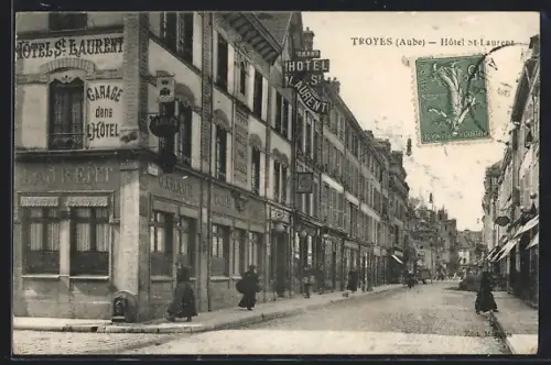 AK Troyes /Aube, Hôtel St-Laurent et rue animée avec passants
