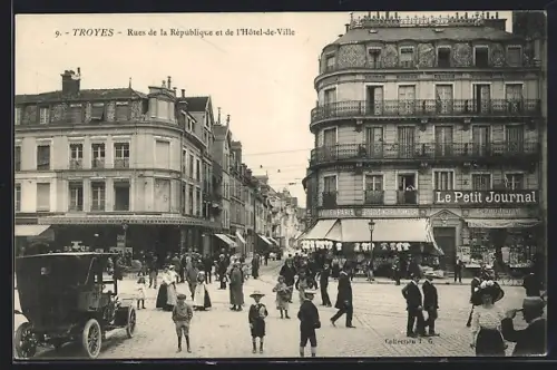 AK Troyes, Rues de la République et de l`Hôtel-de-Ville avec passants et voitures
