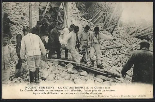 AK Nogent-sur-Seine, La Catastrophe du 31 Octobre 1911, secours après l`effondrement de la Grande Malterie