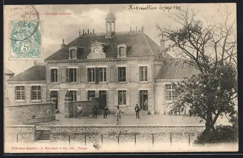 AK St-Phal, Groupe scolaire avec enfants devant le bâtiment
